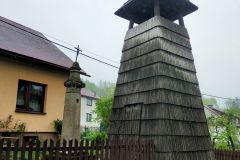Dzwonnica w Nieledwi i figura z krzyżem Dzwonnica w Nieledwi i figura z krzyżem