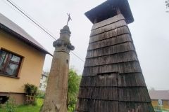 Dzwonnica w Nieledwi i figura z krzyżem Dzwonnica w Nieledwi i figura z krzyżem