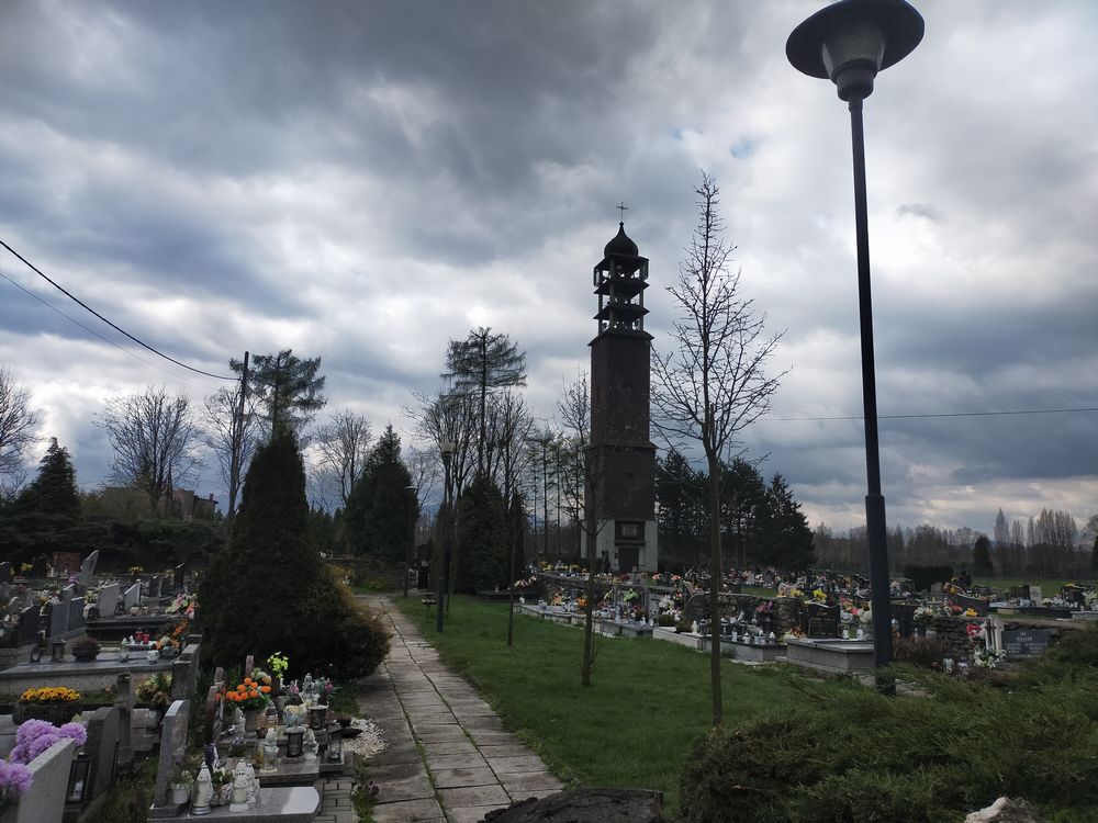 Cmentarz i wieża z dzwonami Cmentarz i wieża z dzwonami