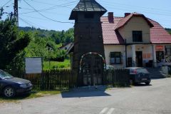 Dzwonnica loretańska z kapliczką w Żabnicy Dzwonnica loretańska z kapliczką w Żabnicy