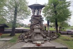 Kapliczka obok kościoła Kapliczka obok kościoła