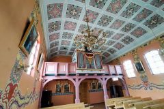 Wnętrze kościoła - widok na ołtarz główny Wnętrze kościoła - widok na ołtarz główny