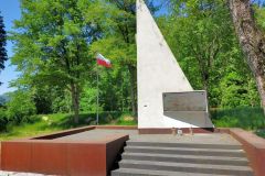 Pomnik 11 zamordowanych partyzantów w Żabnicy Pomnik 11 zamordowanych partyzantów w Żabnicy