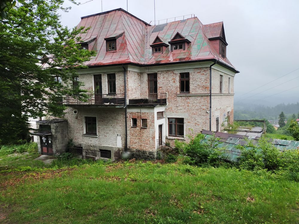 Nieczynne schronisko PTTK Dworzec Beskidzki w Zwardoniu travelseriespl skalite zwardon 22