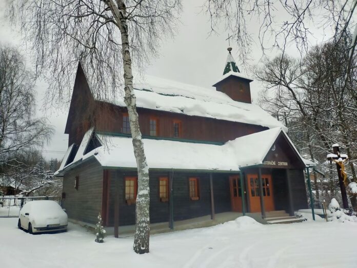 Drewniany kościół — Ośrodek Duszpasterski Korňa