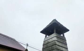 Dzwonnica w Nieledwi i figura z krzyżem