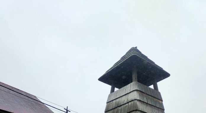 Dzwonnica w Nieledwi i figura z krzyżem