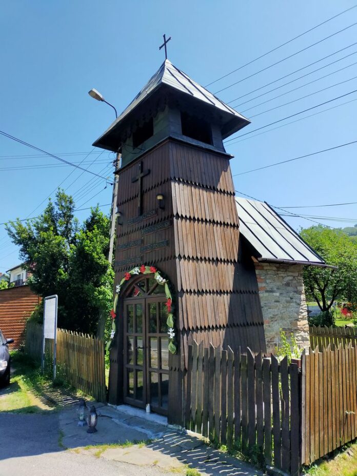 Dzwonnica loretańska z kapliczką w Żabnicy